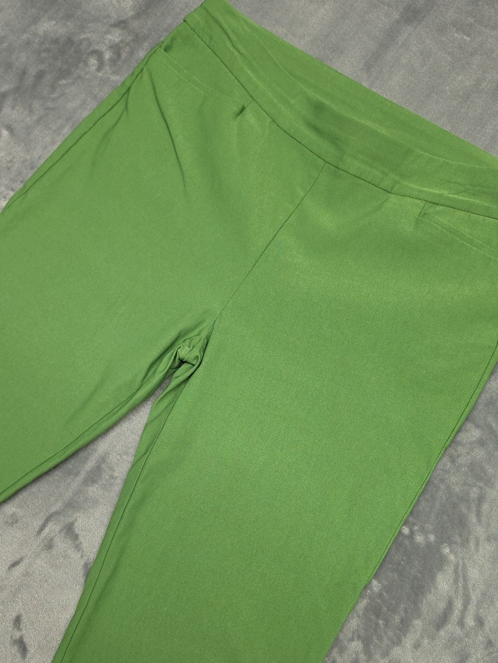 Chico's Size 12 Green Pull-On Capri Pants